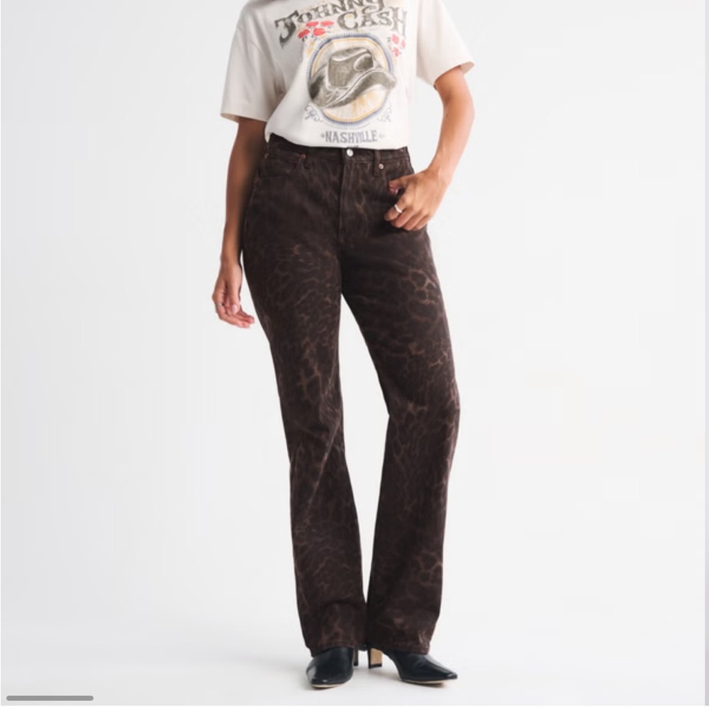 Abercrombie & Fitch Curve Love High Rise 90’s Relaxed Leopard Print Jeans